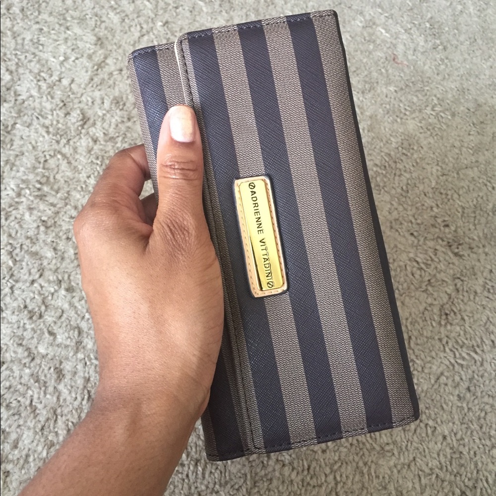 Adrienne Vittadini wallet